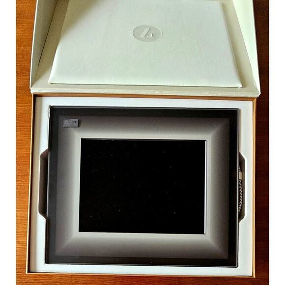 Aura Digital Photo Picture  Display 11 inch frame, 6 inch display - Picture 2 of 8